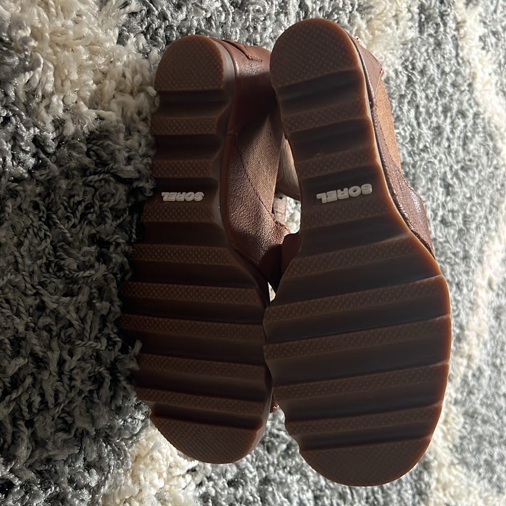 Sorel Tan Sandals with Cross-Strap Design - Picture 4 of 5